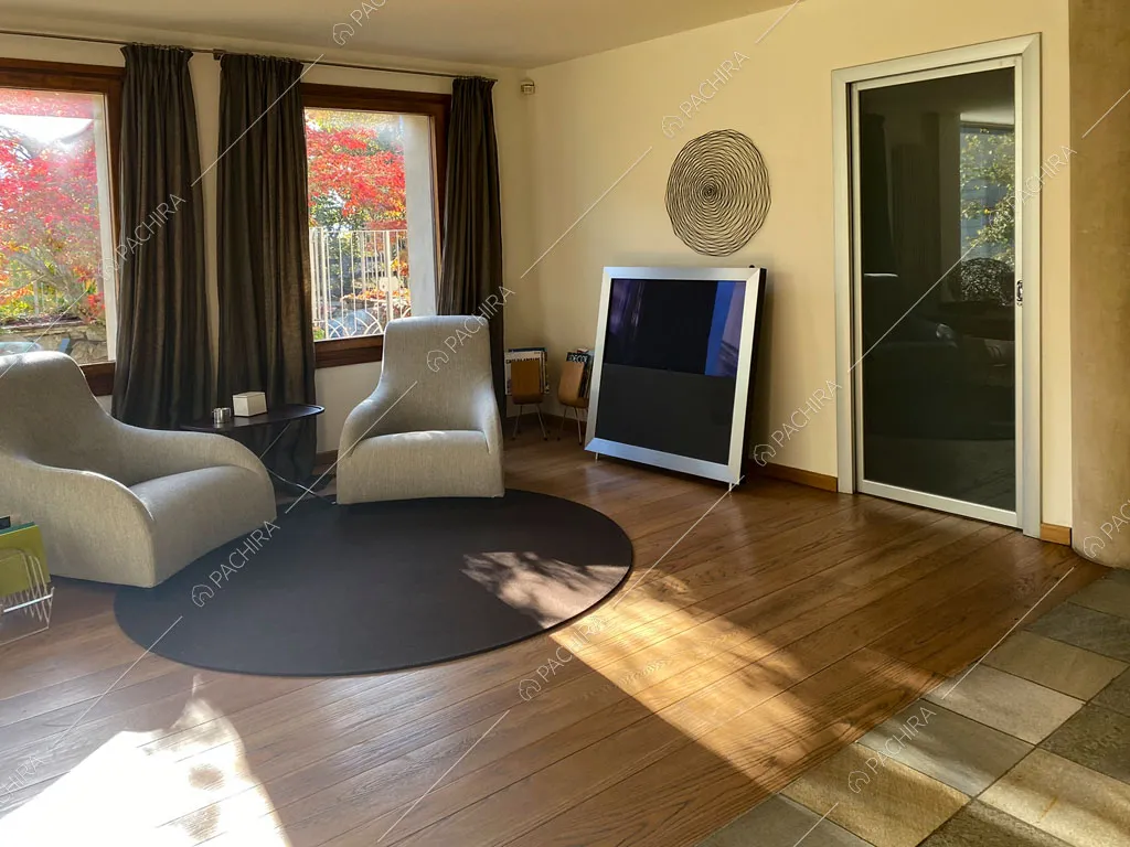 Pavimento in parquet nella zona living della villa Aqaba, location in stile contemporaneo ad Aosta