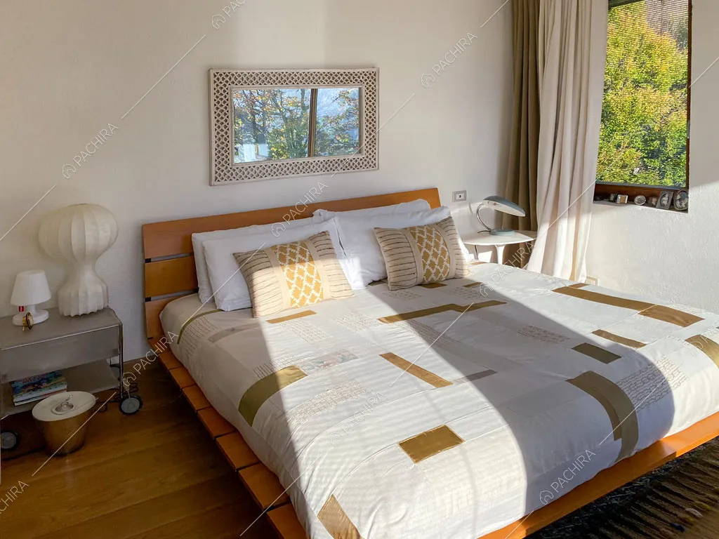 Letto matrimoniale nella camera della villa Aqaba, location in stile contemporaneo ad Aosta