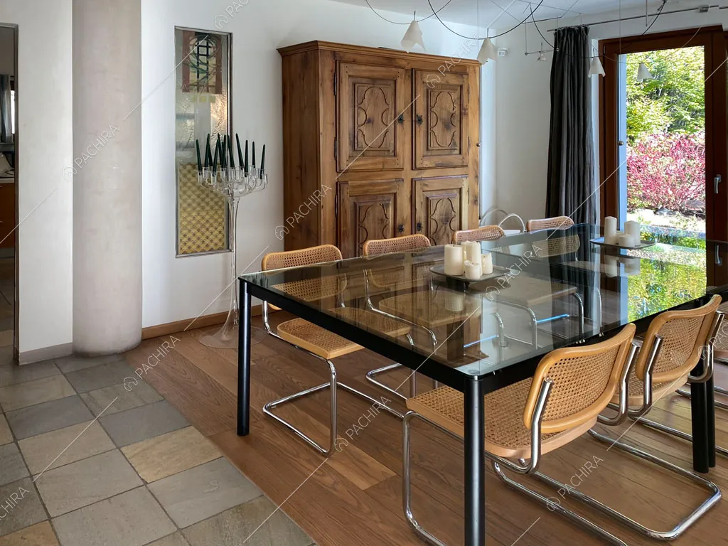 Tavolo da pranzo nella sala della villa Aqaba, location in stile contemporaneo ad Aosta