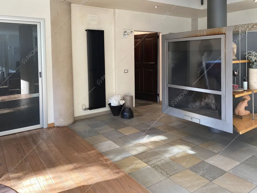 Camino nella zona living della villa Aqaba, location in stile contemporaneo ad Aosta