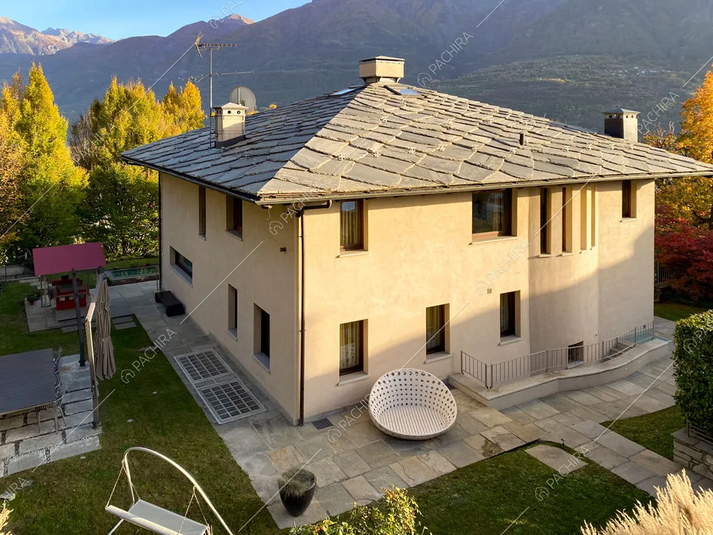 Vista sulle montagne dagli esterni della villa Aqaba, location in stile contemporaneo ad Aosta