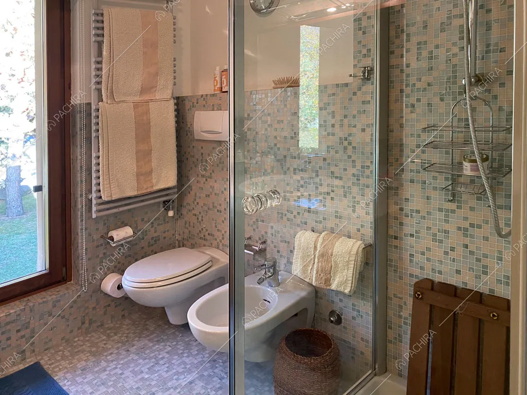 Bagno con box doccia della villa Aqaba, location in stile contemporaneo ad Aosta