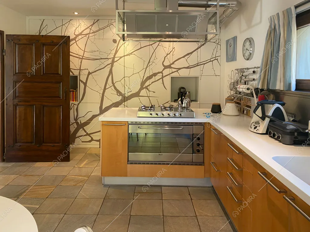 Cucina con fornelli a gas della villa Aqaba, location in stile contemporaneo ad Aosta
