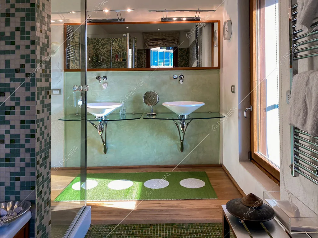 Doppio lavandino nel bagno della villa Aqaba, location in stile contemporaneo ad Aosta