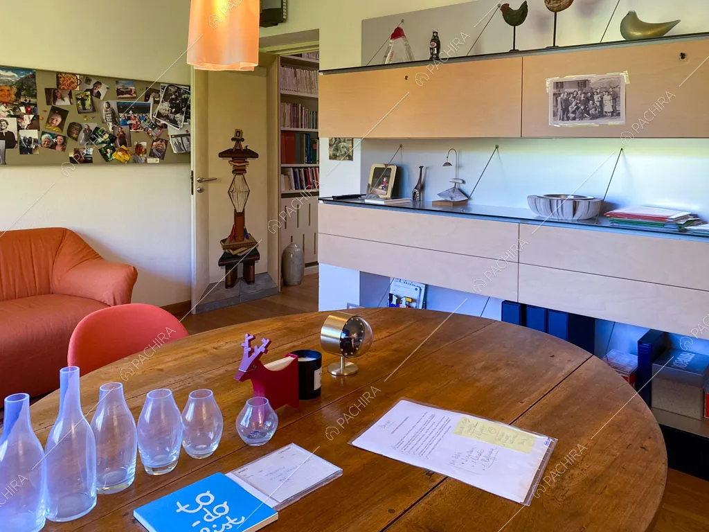 Studio con pavimento in parquet della villa Aqaba, location in stile contemporaneo ad Aosta