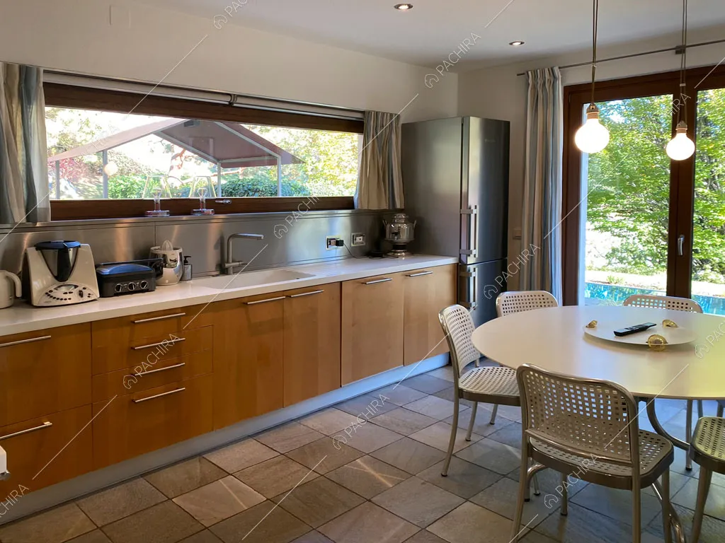 Cucina a parete della villa Aqaba, location in stile contemporaneo ad Aosta