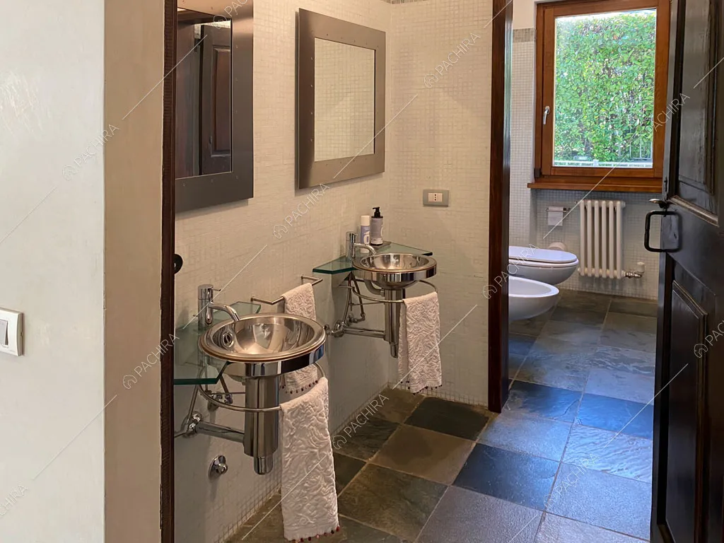 Bagno con doppio lavandino della villa Aqaba, location in stile contemporaneo ad Aosta