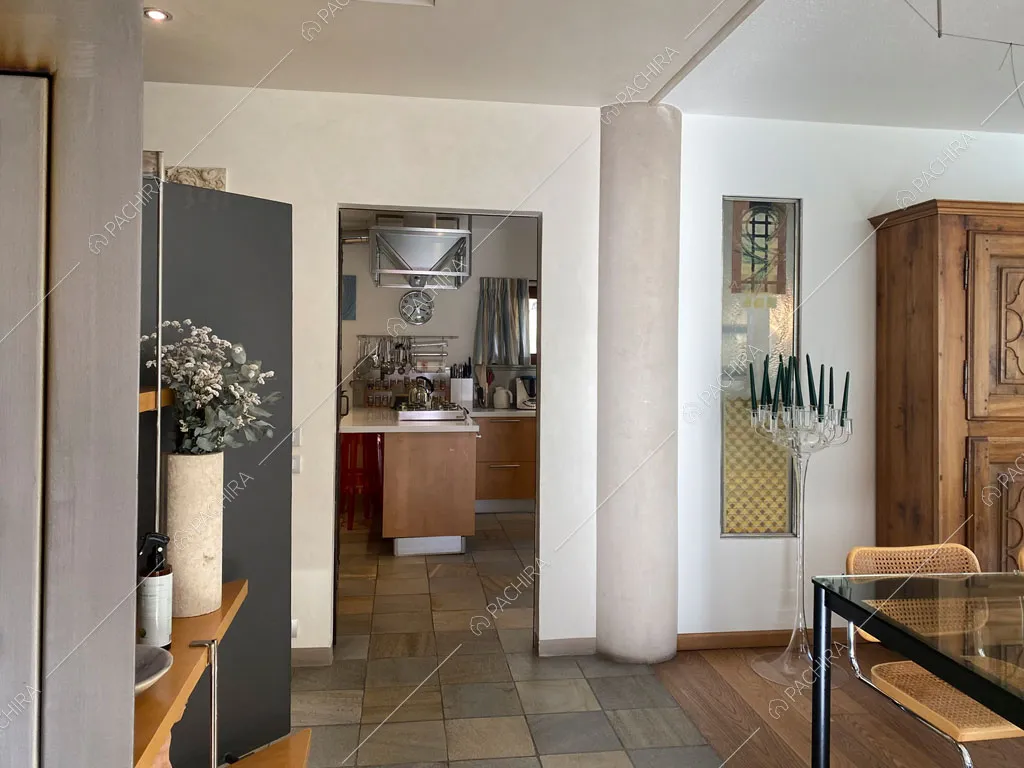 Vista sulla cucina della villa Aqaba, location in stile contemporaneo ad Aosta