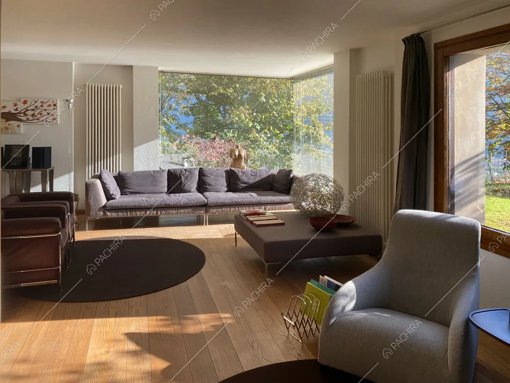 Zona living con grandi vetrate della villa Aqaba, location in stile contemporaneo ad Aosta
