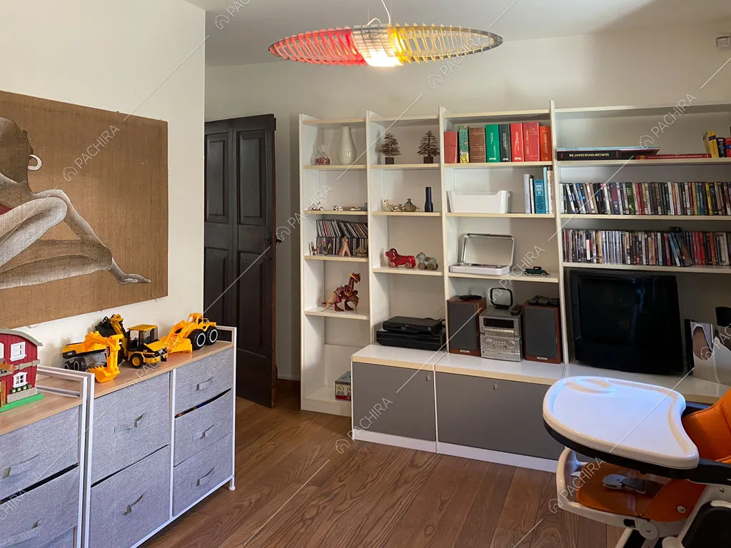 Libreria nello studio della villa Aqaba, location in stile contemporaneo ad Aosta