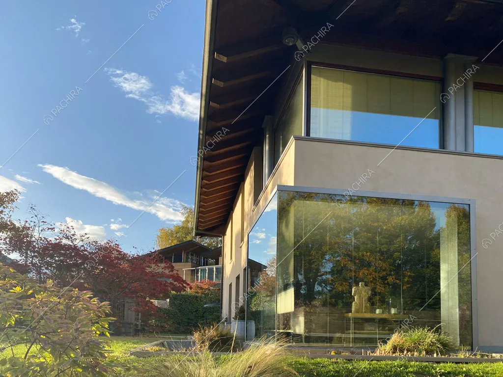Esterni con grandi vetrate della villa Aqaba, location in stile contemporaneo ad Aosta
