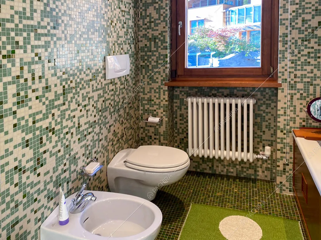 Piastrelle sulle pareti e pavimento del bagno della villa Aqaba, location in stile contemporaneo ad Aosta