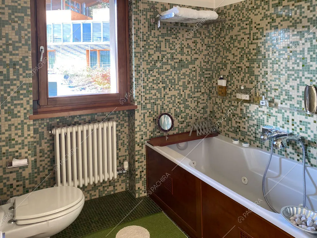 Bagno con vasca della villa Aqaba, location in stile contemporaneo ad Aosta