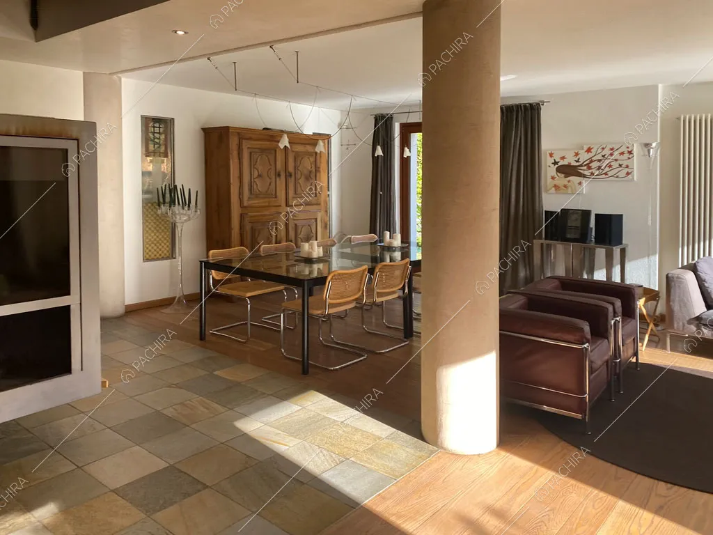 Luminosa zona living della villa Aqaba, location in stile contemporaneo ad Aosta