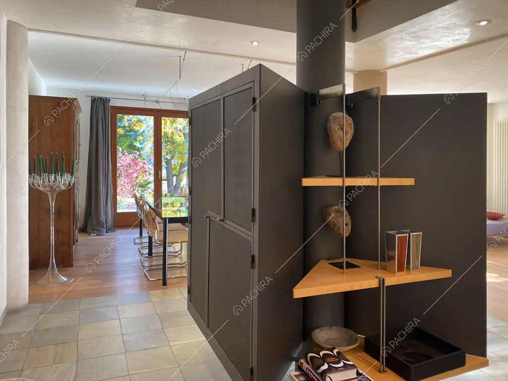 Camino della sala della villa Aqaba, location in stile contemporaneo ad Aosta