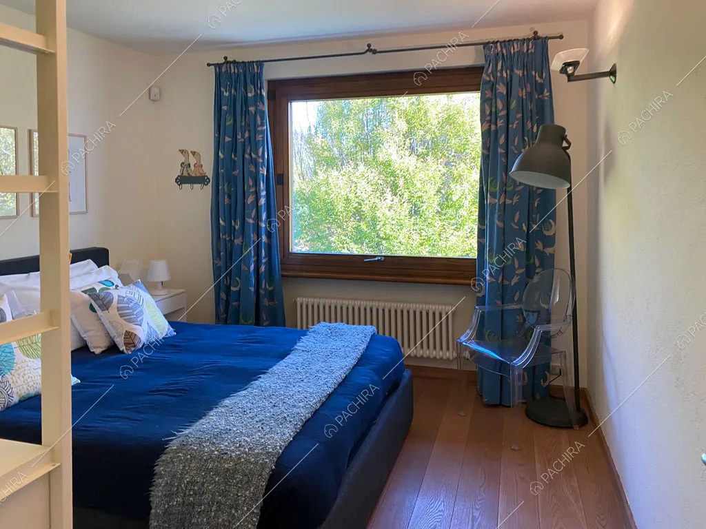 Camera da letto matrimoniale della villa Aqaba, location in stile contemporaneo ad Aosta