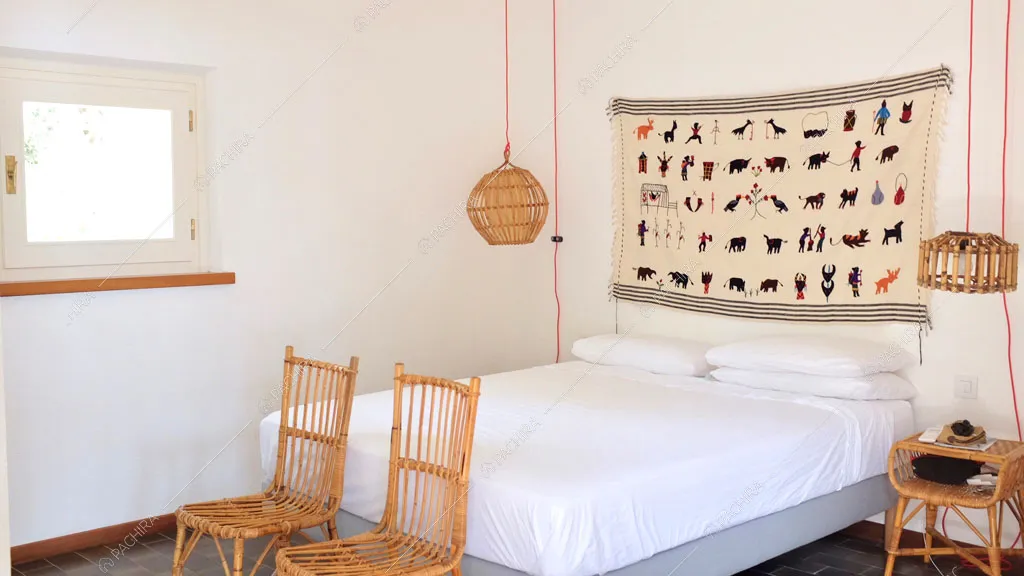 Pareti bianche della camera da letto della villa Larzac, location in stile moderno a Livorno