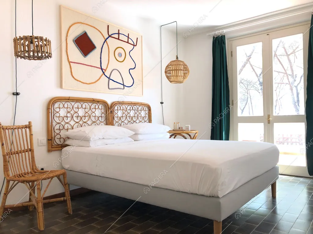 Camera da letto matrimoniale della villa Larzac, location in stile moderno a Livorno
