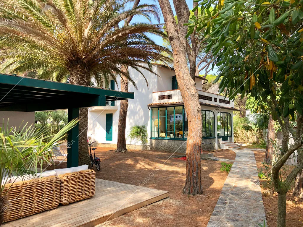 Vialetto nel giardino della villa Larzac, location in stile moderno a Livorno