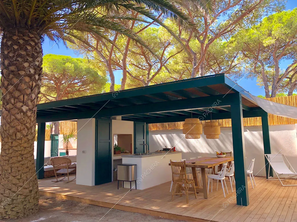 Cucina a isola con fornelli a gas nella veranda della villa Larzac, location in stile moderno a Livorno