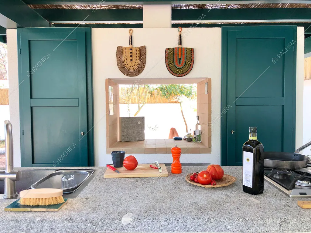 Isola con fornelli a gas nella veranda della villa Larzac, location in stile moderno a Livorno