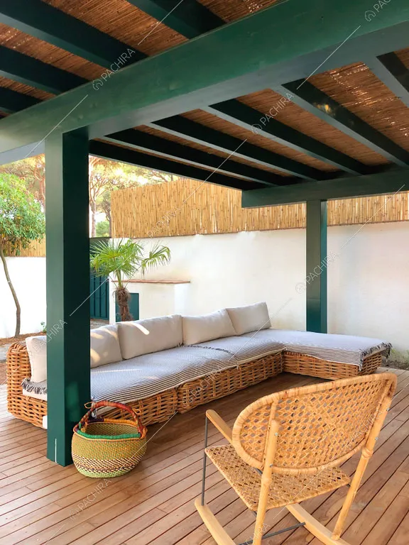 Veranda con pavimento in parquet della villa Larzac, location in stile moderno a Livorno