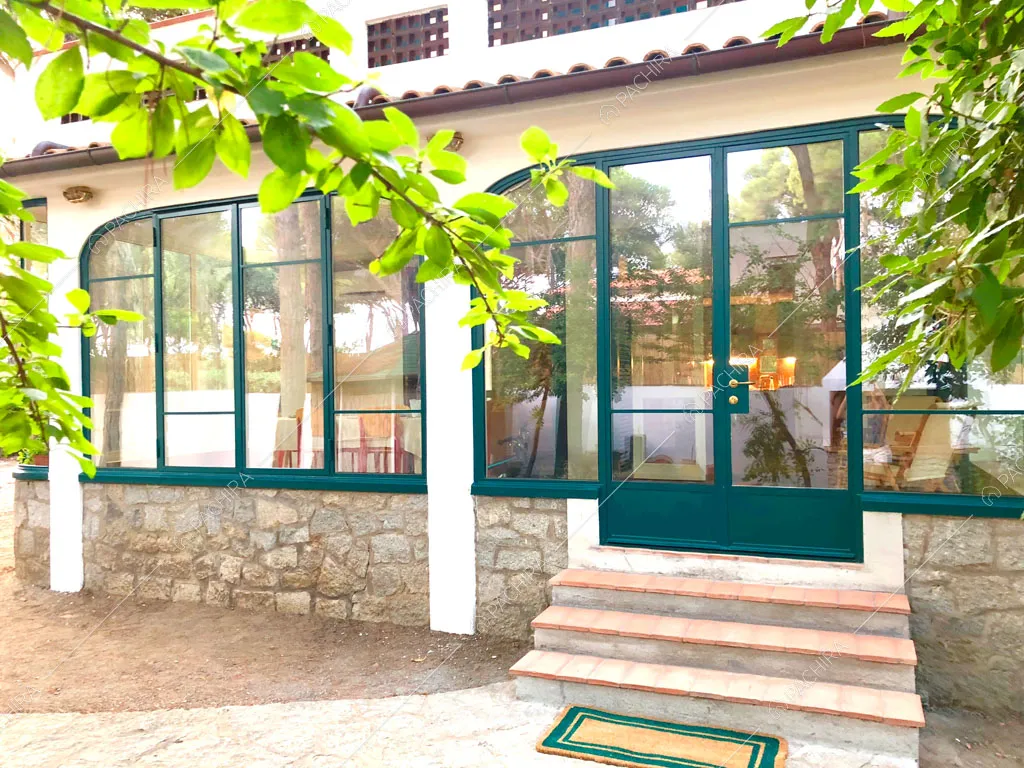 Giardino della villa Larzac, location in stile moderno a Livorno