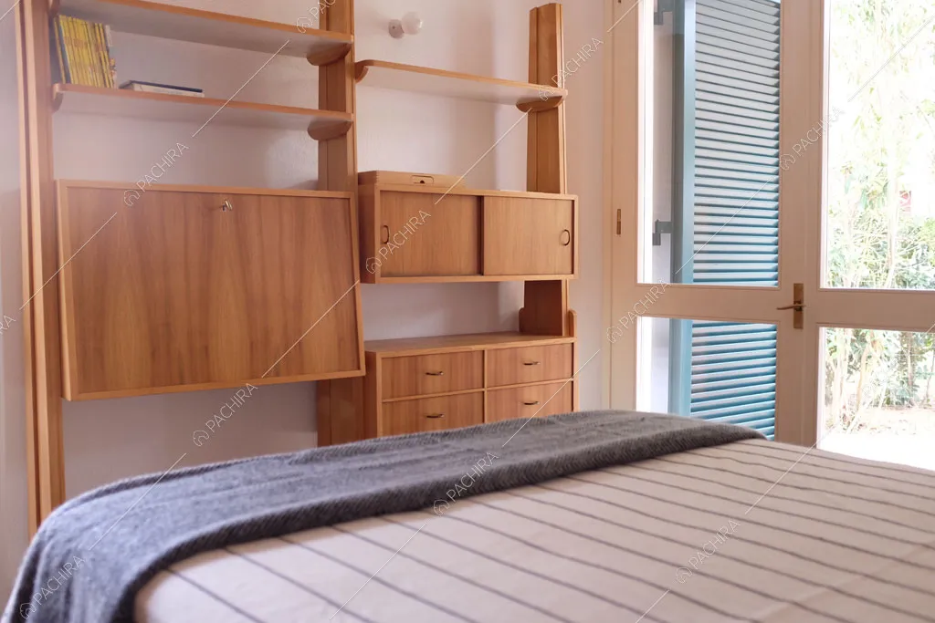 Libreria in legno nella camera da letto della villa Larzac, location in stile moderno a Livorno