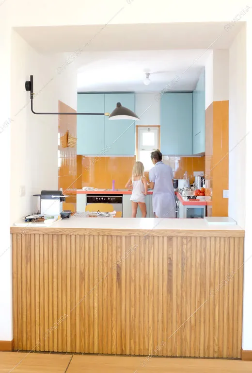 Cucina a parete con fornelli a gas della villa Larzac, location in stile moderno a Livorno