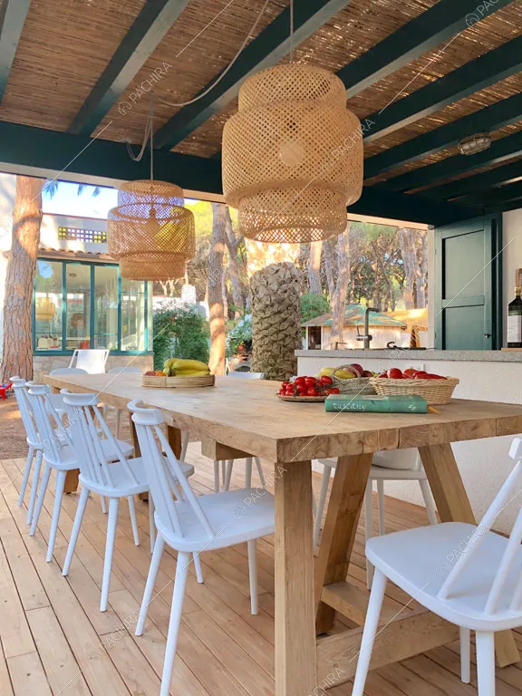 Tavolo da pranzo nella veranda della villa Larzac, location in stile moderno a Livorno