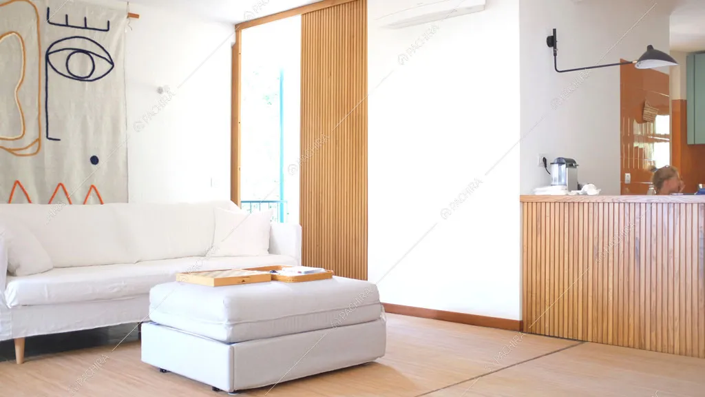 Zona living con pavimento in parquet della villa Larzac, location in stile moderno a Livorno