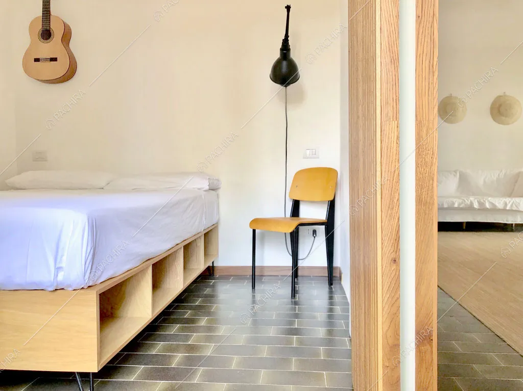 Luminosa camera da letto della villa Larzac, location in stile moderno a Livorno