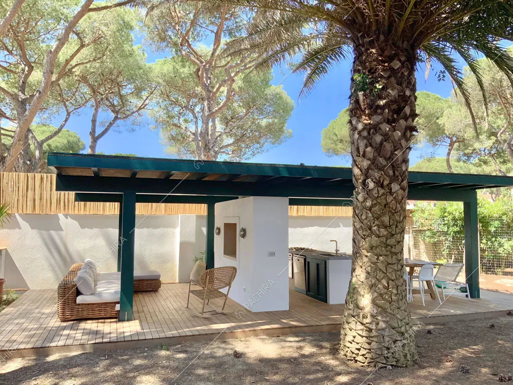 Veranda con cucina della villa Larzac, location in stile moderno a Livorno