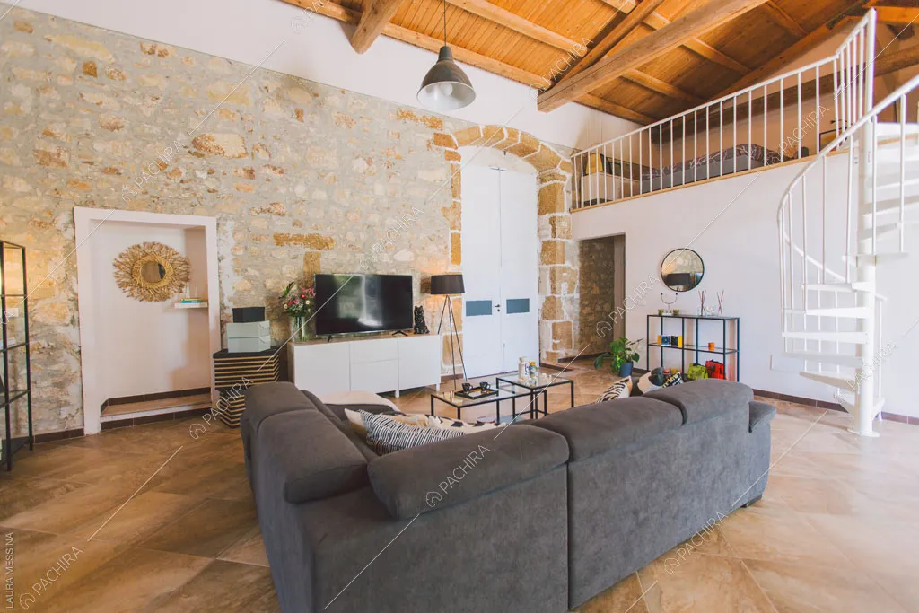 Luminosa sala della villa Hibiki, location in stile moderno a Siracusa