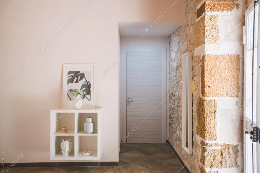 Ingresso della villa Hibiki, location in stile moderno a Siracusa