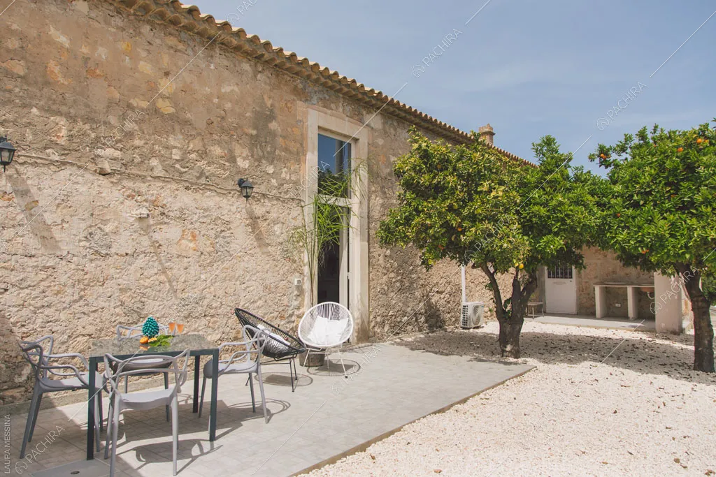 Pavimento in ciottolato nel giardino della villa Hibiki, location in stile moderno a Siracusa
