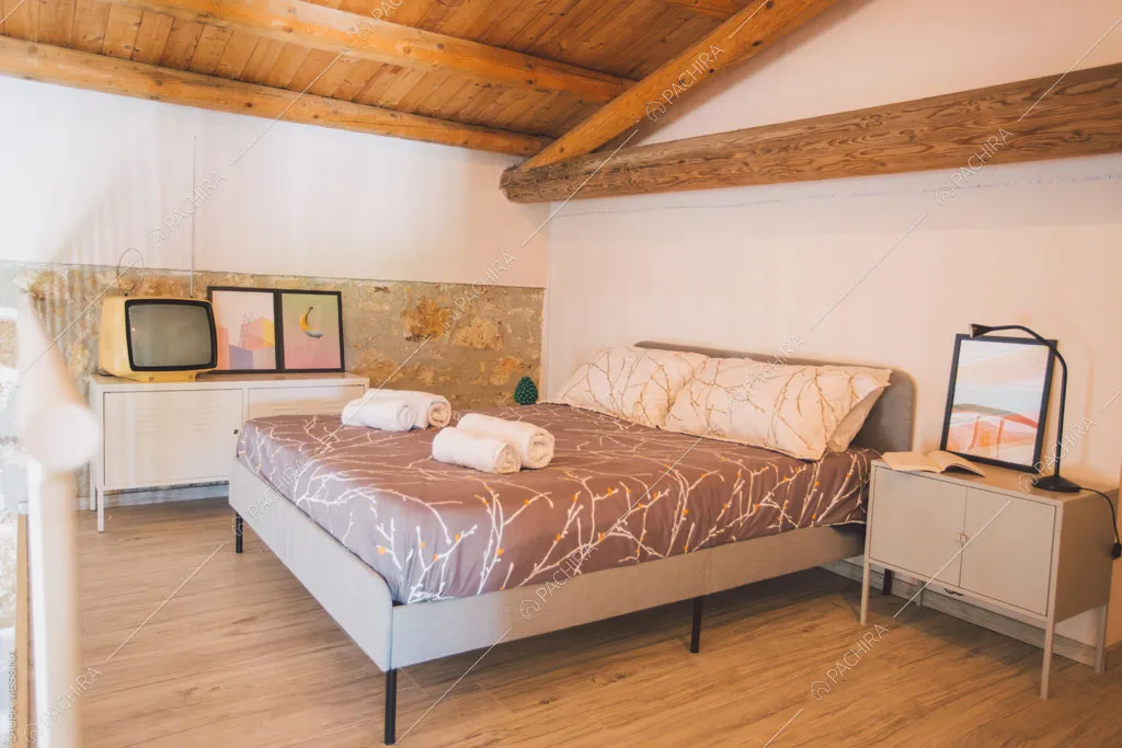 Pavimento in parquet nella camera da letto della villa Hibiki, location in stile moderno a Siracusa