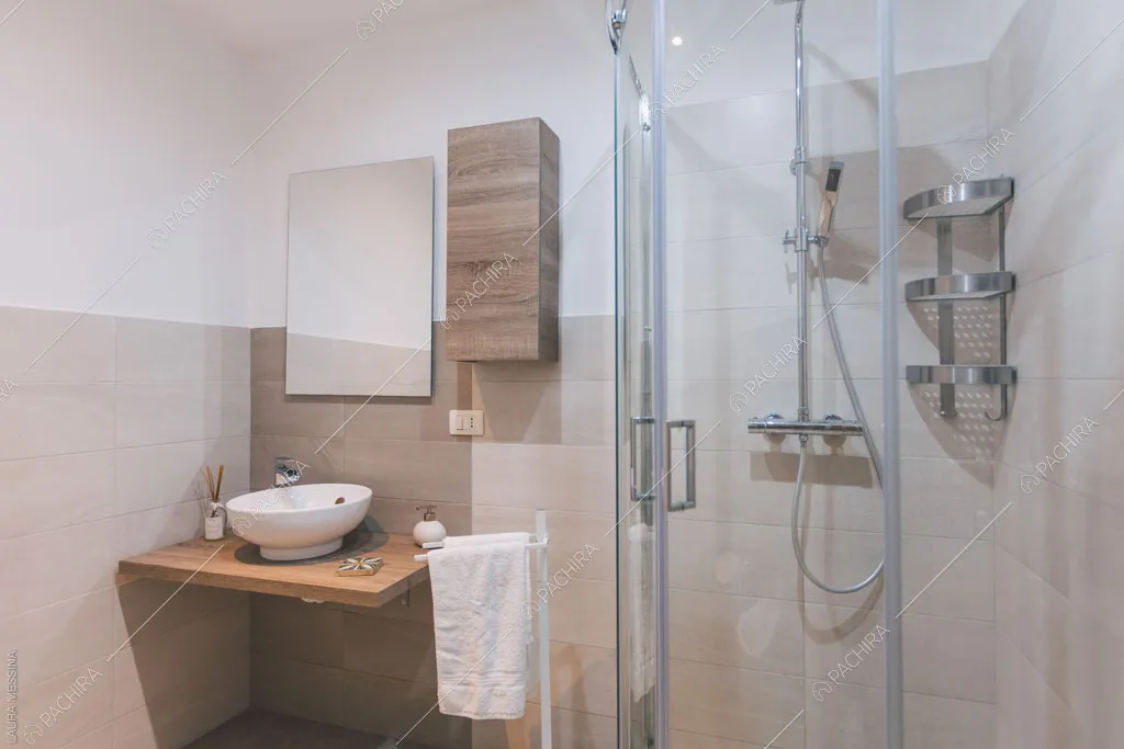Bagno della villa Hibiki, location in stile moderno a Siracusa