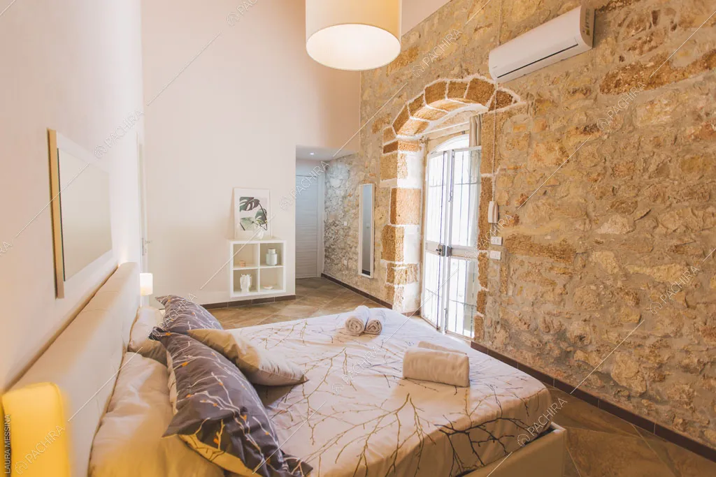Porta-finestra nella camera da letto della villa Hibiki, location in stile moderno a Siracusa