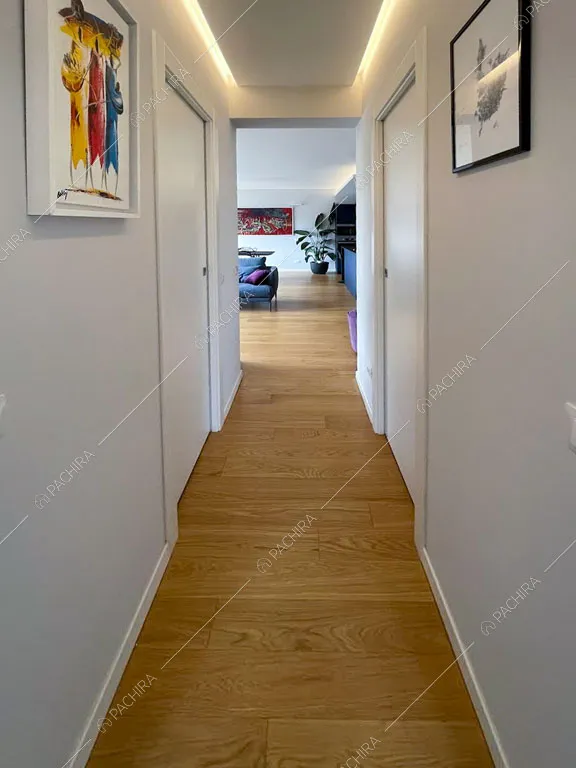 Pavimento in parquet nel corridoio dell'appartamento Terfezia, location in stile contemporaneo a Roma