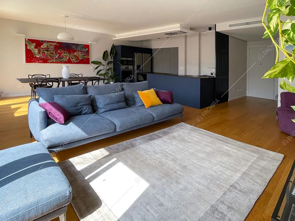 Pareti bianche nella zona living dell'appartamento Terfezia, location in stile contemporaneo a Roma