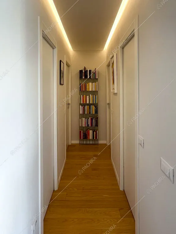 Corridoio con pavimento in parquet dell'appartamento Terfezia, location in stile contemporaneo a Roma