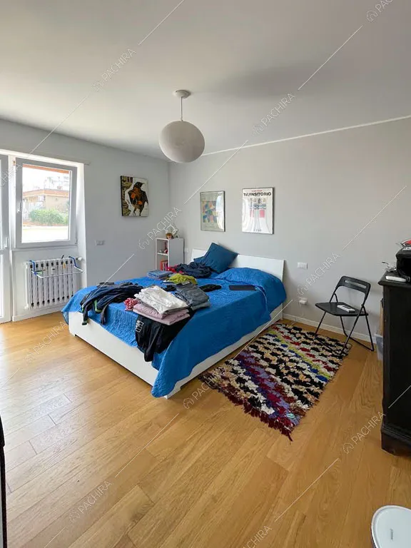 Luminosa camera da letto dell'appartamento Terfezia, location in stile contemporaneo a Roma