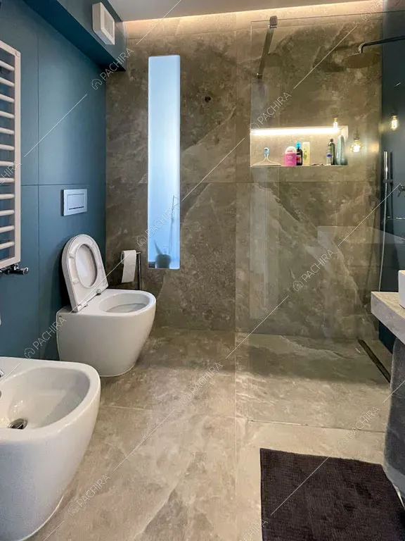 Bagno con pavimento in marmo dell'appartamento Terfezia, location in stile contemporaneo a Roma