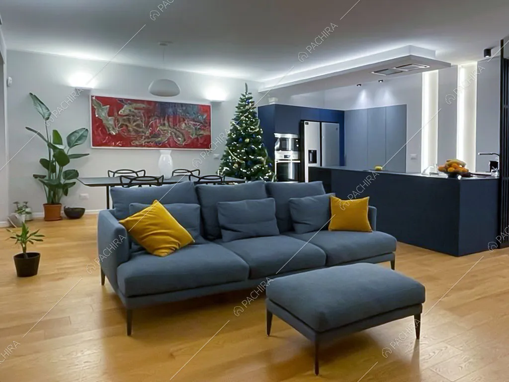 Divano grigio nella zona living dell'appartamento Terfezia, location in stile contemporaneo a Roma