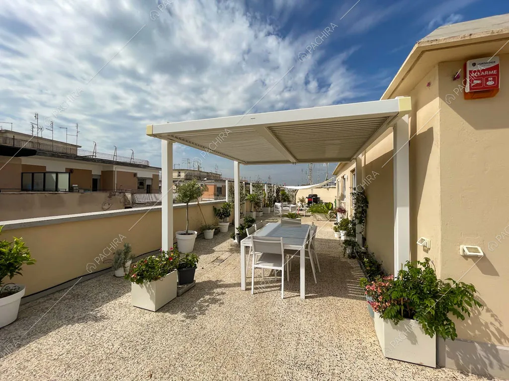 Terrazza con veranda dell'appartamento Terfezia, location in stile contemporaneo a Roma