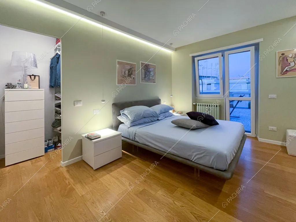Camera da letto con pareti verdi dell'appartamento Terfezia, location in stile contemporaneo a Roma