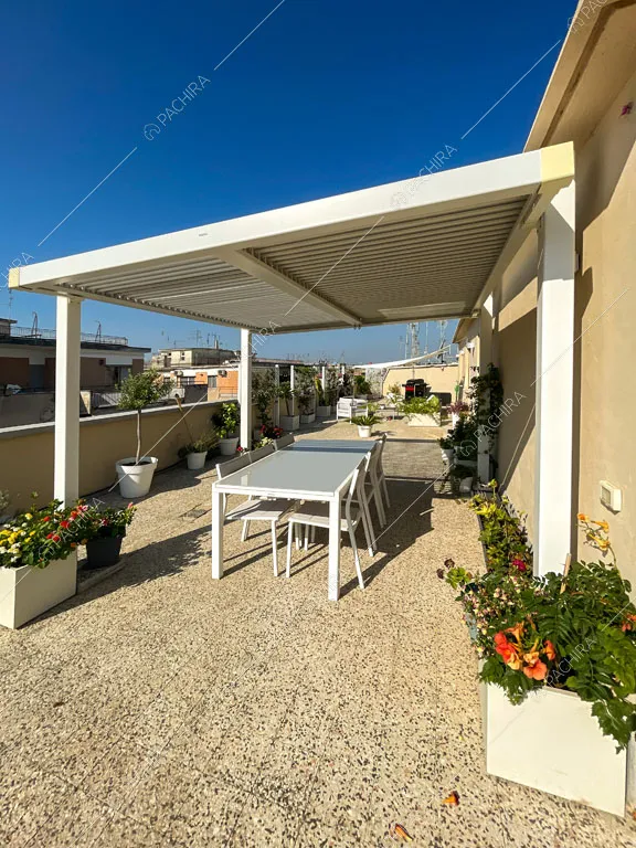 Veranda sulla terrazza dell'appartamento Terfezia, location in stile contemporaneo a Roma