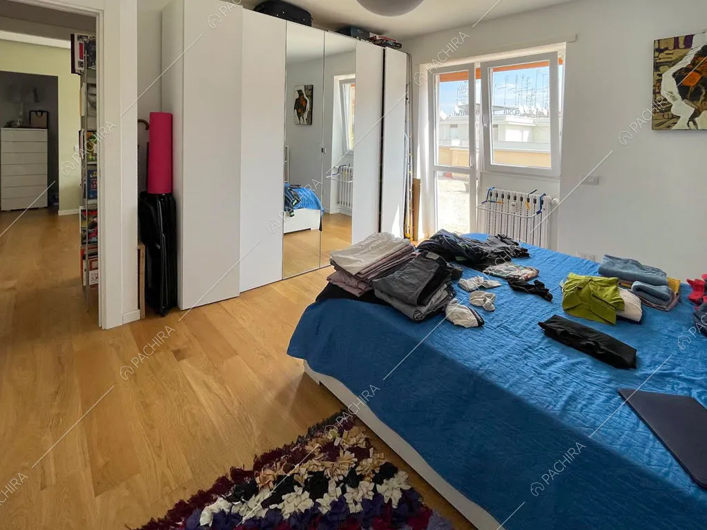 Camera da letto con pavimento in parquet dell'appartamento Terfezia, location in stile contemporaneo a Roma