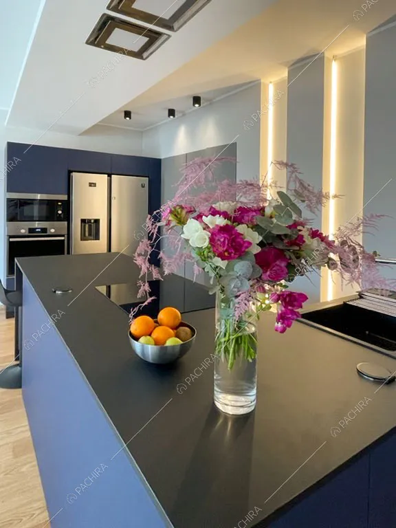 Fornelli a gas sull'isola della cucina dell'appartamento Terfezia, location in stile contemporaneo a Roma